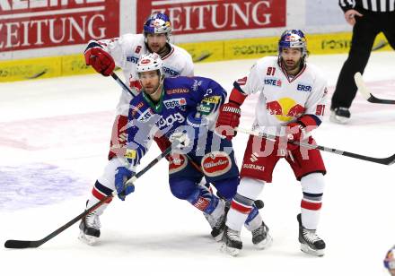 EBEL. Eishockey Bundesliga. EC VSV gegen EC Red Bull Salzburg. Darren Haydar (VSV), Alexander Pallestrang, Dominique Heinrich (Salzburg). Villach, am 17.2.2015.
Foto: Kuess
---
pressefotos, pressefotografie, kuess, qs, qspictures, sport, bild, bilder, bilddatenbank