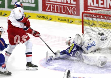 EBEL. Eishockey Bundesliga. EC VSV gegen EC Red Bull Salzburg. Jean Philippe Lamoureux (VSV), Thomas Raffl (Salzburg). Villach, am 17.2.2015.
Foto: Kuess
---
pressefotos, pressefotografie, kuess, qs, qspictures, sport, bild, bilder, bilddatenbank