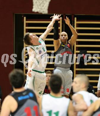 Basketball 2.Bundesliga 2014/15 Grunddurchgang 21.Runde. KOS Celovec gegen Raiders Villach. Andi Smrtnik,  (KOS), Thomas Kelley (Villach). Klagenfurt, am 27.2.1015.
Foto: Kuess
---
pressefotos, pressefotografie, kuess, qs, qspictures, sport, bild, bilder, bilddatenbank