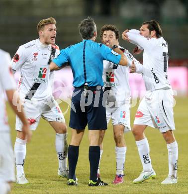 Fussball Bundesliga. RZ Pellets WAC gegen SV Josko Ried. Michael Sollbauer, Joachim Standfest, Nemanja Rnic, (WAC),  Schiedsrichter Rene Eisner . Wolfsberg, am 4.3.2015.
Foto: Kuess

---
pressefotos, pressefotografie, kuess, qs, qspictures, sport, bild, bilder, bilddatenbank