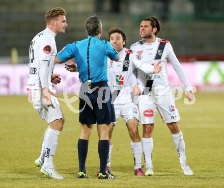 Fussball Bundesliga. RZ Pellets WAC gegen SV Josko Ried.  Michael Sollbauer, Joachim Standfest, Nemanja Rnic, (WAC), Schiedsrichter Rene Eisner . Wolfsberg, am 4.3.2015.
Foto: Kuess

---
pressefotos, pressefotografie, kuess, qs, qspictures, sport, bild, bilder, bilddatenbank