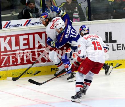 EBEL. Eishockey Bundesliga. EC VSV gegen EC Red Bull Salzburg. Brock McBride, (VSV),  Thomas Raffl  (Salzburg). Villach, am 8.3.2015.
Foto: Kuess 


---
pressefotos, pressefotografie, kuess, qs, qspictures, sport, bild, bilder, bilddatenbank