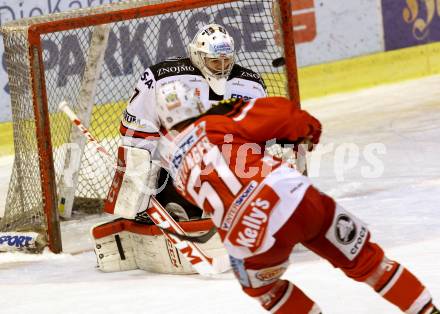 EBEL. Eishockey Bundesliga. KAC gegen Orli Znojmo.    Oliver Setzinger,  (KAC), Patrick Nechtaval  (Orli Znojmo). Klagenfurt, am 13.3.2015.
Foto: Kuess 

---
pressefotos, pressefotografie, kuess, qs, qspictures, sport, bild, bilder, bilddatenbank