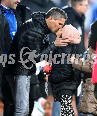 Fussball Bundesliga. RZ Pellets WAC gegen SC Wiener Neustadt.  Trainer Dietmar Kuehbauer mit Tochter (WAC), (Wiener Neustadt). Wolfsberg, am 14.3.2015.
Foto: Kuess

---
pressefotos, pressefotografie, kuess, qs, qspictures, sport, bild, bilder, bilddatenbank