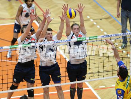 Volleyball. Middle European League. MEVZA. SK Posojilnica Aich/Dob gegen Hypo Tirol VT. Oliver Venno, Marek Beer, Janis Peda (Tirol). Bleiburg, 15.3.2015
Foto: Kuess

---
pressefotos, pressefotografie, kuess, qs, qspictures, sport, bild, bilder, bilddatenbank