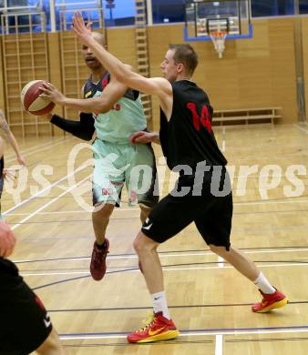 Basketball 2.Bundesliga 2014/15 Play off. Viertelfinale. Raiders Villach gegen Mistelbach Mustangs. Thomas Kelley,  (Villach), Vladimir Sismilich (Mistelbach). Villach, am 21.3.2015.
Foto: Kuess
---
pressefotos, pressefotografie, kuess, qs, qspictures, sport, bild, bilder, bilddatenbank