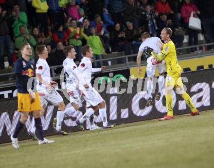 Fussball Bundesliga. RZ Pellets WAC gegen FC Red Bull Salzburg.  Jubel Manuel Kerhe, Alexander Kofler (WAC). Wolfsberg, am 21.3.2015.
Foto: Kuess

---
pressefotos, pressefotografie, kuess, qs, qspictures, sport, bild, bilder, bilddatenbank