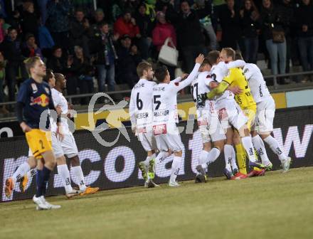 Fussball Bundesliga. RZ Pellets WAC gegen FC Red Bull Salzburg. Jubel Manuel Kerhe, Alexander Kofler (WAC). Wolfsberg, am 21.3.2015.
Foto: Kuess

---
pressefotos, pressefotografie, kuess, qs, qspictures, sport, bild, bilder, bilddatenbank