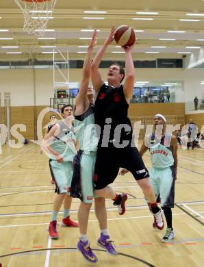 Basketball 2.Bundesliga 2014/15 Play off. Viertelfinale. Raiders Villach gegen Mistelbach Mustangs. Povilas Gaidys, (Villach), Ivo Prachar  (Mistelbach). Villach, am 21.3.2015.
Foto: Kuess
---
pressefotos, pressefotografie, kuess, qs, qspictures, sport, bild, bilder, bilddatenbank