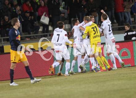 Fussball Bundesliga. RZ Pellets WAC gegen FC Red Bull Salzburg. Jubel Manuel Kerhe, Alexander Kofler (WAC). Wolfsberg, am 21.3.2015.
Foto: Kuess

---
pressefotos, pressefotografie, kuess, qs, qspictures, sport, bild, bilder, bilddatenbank