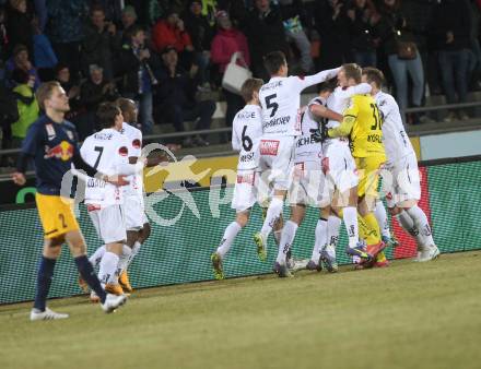 Fussball Bundesliga. RZ Pellets WAC gegen FC Red Bull Salzburg. Jubel Manuel Kerhe, Alexander Kofler (WAC). Wolfsberg, am 21.3.2015.
Foto: Kuess

---
pressefotos, pressefotografie, kuess, qs, qspictures, sport, bild, bilder, bilddatenbank