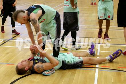 Basketball 2.Bundesliga 2014/15 Play off. Viertelfinale. Raiders Villach gegen Mistelbach Mustangs. Nino Gross, Povilas Gaidys (Villach). Villach, am 21.3.2015.
Foto: Kuess
---
pressefotos, pressefotografie, kuess, qs, qspictures, sport, bild, bilder, bilddatenbank