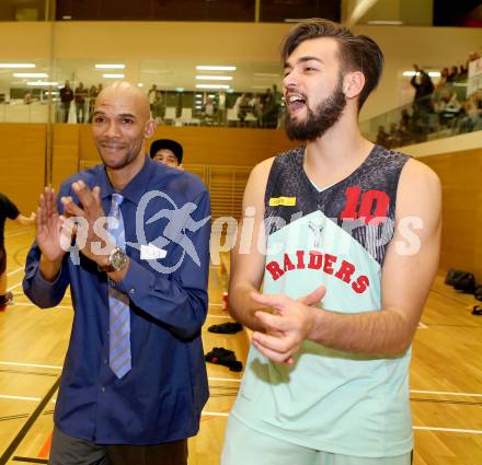 Basketball 2.Bundesliga 2014/15 Play off. Viertelfinale. Raiders Villach gegen Mistelbach Mustangs. Jubel Trainer Stacey Nolan, Vincent Zwittnig (Villach). Villach, am 21.3.2015.
Foto: Kuess
---
pressefotos, pressefotografie, kuess, qs, qspictures, sport, bild, bilder, bilddatenbank