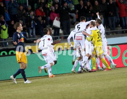 Fussball Bundesliga. RZ Pellets WAC gegen FC Red Bull Salzburg. Jubel Manuel Kerhe, Alexander Kofler (WAC). Wolfsberg, am 21.3.2015.
Foto: Kuess

---
pressefotos, pressefotografie, kuess, qs, qspictures, sport, bild, bilder, bilddatenbank