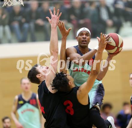 Basketball 2.Bundesliga 2014/15 Play off. Viertelfinale. Raiders Villach gegen Mistelbach Mustangs. Markus Carr,  (Villach), Jakob Deimel, Daniel Gajdosik (Mistelbach). Villach, am 21.3.2015.
Foto: Kuess
---
pressefotos, pressefotografie, kuess, qs, qspictures, sport, bild, bilder, bilddatenbank