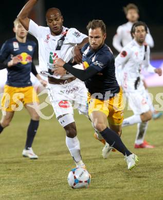 Fussball Bundesliga. RZ Pellets WAC gegen FC Red Bull Salzburg.  De Oliveira Silvio Carlos, (WAC), Andreas Ulmer  (Salzburg). Wolfsberg, am 21.3.2015.
Foto: Kuess

---
pressefotos, pressefotografie, kuess, qs, qspictures, sport, bild, bilder, bilddatenbank