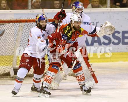 EBEL. Eishockey Bundesliga. KAC gegen EC Red Bull Salzburg. Martin Schumnig,  (KAC), Dominique Heinrich (Salzburg). Klagenfurt, am 24.3.2015.
Foto: Kuess 

---
pressefotos, pressefotografie, kuess, qs, qspictures, sport, bild, bilder, bilddatenbank