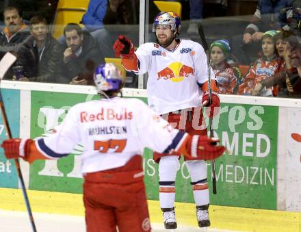 EBEL. Eishockey Bundesliga. KAC gegen EC Red Bull Salzburg.  Torjubel Manuel Latusa, Florian Muehlstein  (Salzburg). Klagenfurt, am 24.3.2015.
Foto: Kuess 

---
pressefotos, pressefotografie, kuess, qs, qspictures, sport, bild, bilder, bilddatenbank