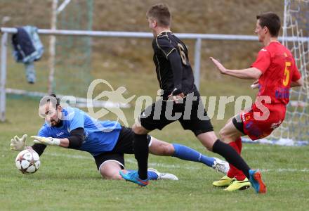 Fussball Kaerntner Liga. Koettmannsdorf gegen Lendorf. Michael Jakopitsch, (Koettmannsdorf). Michael Zunder, Alexander Kruse  (Lendorf). Koettmannsdorf, am 29.3.2015.
Foto: Kuess
---
pressefotos, pressefotografie, kuess, qs, qspictures, sport, bild, bilder, bilddatenbank