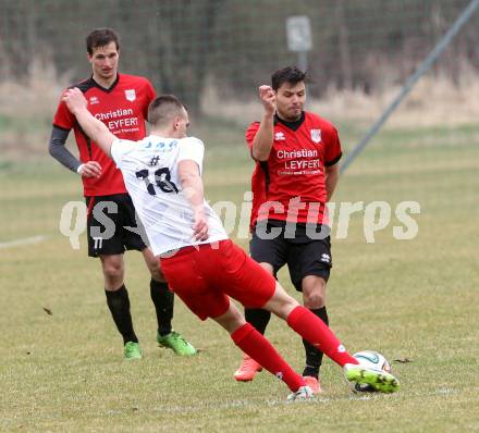 Fussball. Kaerntner Liga. Maria Saal gegen FC Alpe Adria. Rok Smid, Zsolt Vari (Maria Saal), Miroslav Grbic (Alpe Adria). Maria Saal, 4.4.2015.
Foto: Kuess
---
pressefotos, pressefotografie, kuess, qs, qspictures, sport, bild, bilder, bilddatenbank
