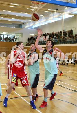Basketball 2. Bundesliga. Halbfinal-Playoffs. Raides Villach gegen Dragons St. Poelten. Erik Rhinehart (Villach), Eric Schranz (St. Poelten). Villach, am 6.4.2015.
Foto: Kuess
---
pressefotos, pressefotografie, kuess, qs, qspictures, sport, bild, bilder, bilddatenbank