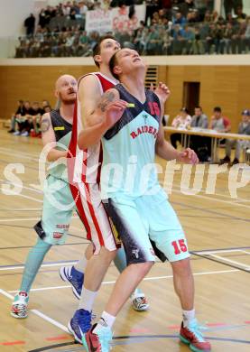 Basketball 2. Bundesliga. Halbfinal-Playoffs. Raides Villach gegen Dragons St. Poelten. Povilas Gaidys (Villach), Eric Schranz, (St. Poelten). Villach, am 6.4.2015.
Foto: Kuess
---
pressefotos, pressefotografie, kuess, qs, qspictures, sport, bild, bilder, bilddatenbank