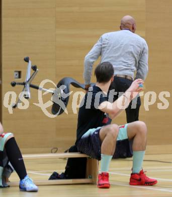 Basketball 2. Bundesliga. Raides Villach gegen Dragons St. Poelten. Trainer Stacey Nolan. Wegen einer Schiedsrichterentscheidung flog der Stuhl (Villach). Villach, am 6.4.2015.
Foto: Kuess
---
pressefotos, pressefotografie, kuess, qs, qspictures, sport, bild, bilder, bilddatenbank