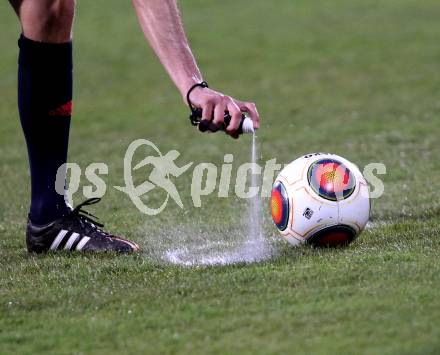 Fussball Bundesliga. RZ Pellets WAC gegen FC Admira Wacker Moedling. Feature, Freistossspray, Fussball. Wolfsberg, am 11.4.2015.
Foto: Kuess

---
pressefotos, pressefotografie, kuess, qs, qspictures, sport, bild, bilder, bilddatenbank