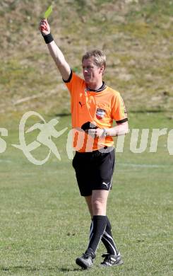 Fussball 1. Klasse D Obere Play Off. St. Margareten/Rosental gegen Grafenstein. Gelbe Karte Schiedsrichter Paul Fischer. St. Margareten, am 12.4.2015.
Foto: Kuess
---
pressefotos, pressefotografie, kuess, qs, qspictures, sport, bild, bilder, bilddatenbank