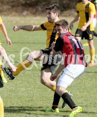 Fussball 1. Klasse D Obere Play Off. St. Margareten/Rosental gegen Grafenstein. Michael Martin Lipitz,  (St. Margarethen), Patrick Gregoritsch (Grafenstein). St. Margareten, am 12.4.2015.
Foto: Kuess
---
pressefotos, pressefotografie, kuess, qs, qspictures, sport, bild, bilder, bilddatenbank