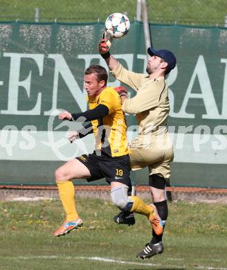 Fussball 1. Klasse D Obere Play Off. St. Margareten/Rosental gegen Grafenstein. Christoph Hribernig, (St. Margarethen), Adnan Ibrahimovic  (Grafenstein). St. Margareten, am 12.4.2015.
Foto: Kuess
---
pressefotos, pressefotografie, kuess, qs, qspictures, sport, bild, bilder, bilddatenbank