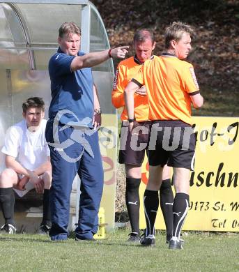 Fussball 1. Klasse D Obere Play Off. St. Margareten/Rosental gegen Grafenstein. Trainer Christian Anton Fellner, (St. Margarethen),  Schiri Assistent Walter Napetschnig, Schiedsrichter Paul Fischer . St. Margareten, am 12.4.2015.
Foto: Kuess
---
pressefotos, pressefotografie, kuess, qs, qspictures, sport, bild, bilder, bilddatenbank