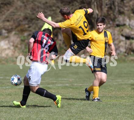 Fussball 1. Klasse D Obere Play Off. St. Margareten/Rosental gegen Grafenstein. Peter Sagmeister, (St. Margarethen), Adnan Ibrahimovic  (Grafenstein). St. Margareten, am 12.4.2015.
Foto: Kuess
---
pressefotos, pressefotografie, kuess, qs, qspictures, sport, bild, bilder, bilddatenbank