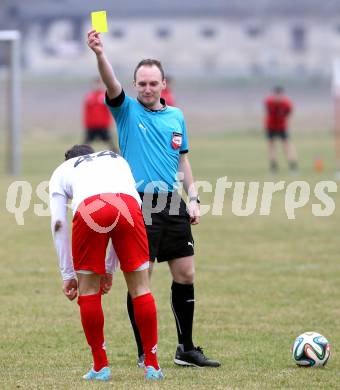 Fussball. Kaerntner Liga. Maria Saal gegen FC Alpe Adria. Gelbe Karte Schiedsrichter Rene Bichler, Michel Micossi (Alpe Adria). Maria Saal, 4.4.2015.
Foto: Kuess
---
pressefotos, pressefotografie, kuess, qs, qspictures, sport, bild, bilder, bilddatenbank