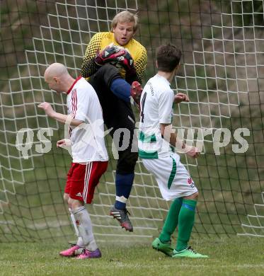 Fussball 1. KLasse A Untere Play Off. Nikolsdorf/Oberdrauburg gegen Obermillstatt. Marc Angelo Mareschi, Kevin Linder,  (Nikolsdorf),  Dominik Hofer (Obermillstatt). Nikolsdorf,am 11.4.2015.
Foto: Kuess
---
pressefotos, pressefotografie, kuess, qs, qspictures, sport, bild, bilder, bilddatenbank