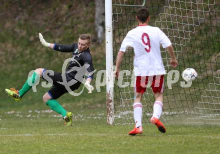 Fussball 1. KLasse A Untere Play Off. Nikolsdorf/Oberdrauburg gegen Obermillstatt. Stephan Buergler,  (Nikolsdorf), Christoph Eigenberger (Obermillstatt). Nikolsdorf,am 11.4.2015.
Foto: Kuess
---
pressefotos, pressefotografie, kuess, qs, qspictures, sport, bild, bilder, bilddatenbank