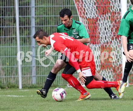 Fussball Unterliga Ost. KAC 1909 gegen Ulrichsberg. Emanuel Andreas Porcar (KAC), Ramazan Guerkan (Ulrichsberg). Klagenfurt, am 18.4.2015. Foto: Kuess
---
pressefotos, pressefotografie, kuess, qs, qspictures, sport, bild, bilder, bilddatenbank