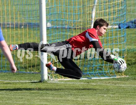 Fussball Unterliga Ost. SPG FC Poggersdorf gegen Ruden.  David Sitar  (Ruden). Poggersdorf, am 19.4.2015.
Foto: Kuess
---
pressefotos, pressefotografie, kuess, qs, qspictures, sport, bild, bilder, bilddatenbank