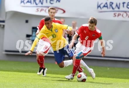 Fussball. 12. Tournament of Nations. U16 Laenderspiel Oesterreich gegen Brasilien. Valentino Mueller,  (Oesterreich), Dimitri Souza (Brasilien). Woerthersee Arena, Klagenfurt, am 24.4.2015.
Foto: Kuess
---
pressefotos, pressefotografie, kuess, qs, qspictures, sport, bild, bilder, bilddatenbank