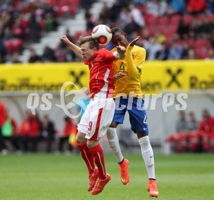 Fussball. 12. Tournament of Nations. U16 Laenderspiel Oesterreich gegen Brasilien. Nicolas Meister, (Oesterreich),  Lucas Eduardo Souza  (Brasilien). Woerthersee Arena, Klagenfurt, am 24.4.2015.
Foto: Kuess
---
pressefotos, pressefotografie, kuess, qs, qspictures, sport, bild, bilder, bilddatenbank