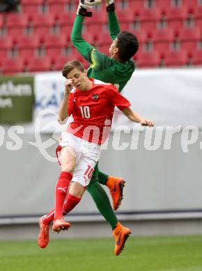 Fussball. 12. Tournament of Nations. U16 Laenderspiel Oesterreich gegen Brasilien. Christoph Baumgartner,  (Oesterreich), Gabriel Brazao (Brasilien). Woerthersee Arena, Klagenfurt, am 24.4.2015.
Foto: Kuess
---
pressefotos, pressefotografie, kuess, qs, qspictures, sport, bild, bilder, bilddatenbank