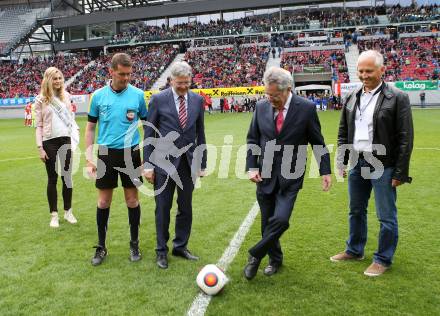 Fussball. 12. Tournament of Nations. U16 Laenderspiel Oesterreich gegen Brasilien.  Eva Maria Bachler, Schiedsrichter Manfred Krassnitzer, Landeshauptmann Peter Kaiser,  Bundespraesident Heinz Fischer, Buergermeister Koetschach Mauthen. Woerthersee Arena, Klagenfurt, am 24.4.2015.
Foto: Kuess
---
pressefotos, pressefotografie, kuess, qs, qspictures, sport, bild, bilder, bilddatenbank