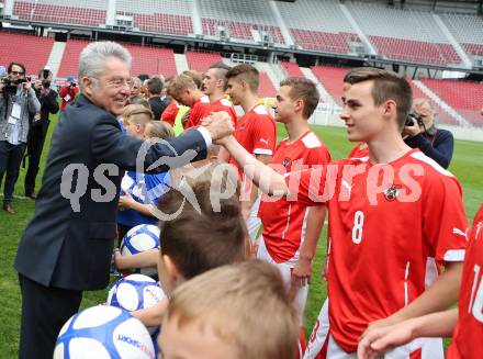 Fussball. 12. Tournament of Nations. U16 Laenderspiel Oesterreich gegen Brasilien.  Bundespraesident Heinz Fischer, Florian Fischerauer. Woerthersee Arena, Klagenfurt, am 24.4.2015.
Foto: Kuess
---
pressefotos, pressefotografie, kuess, qs, qspictures, sport, bild, bilder, bilddatenbank