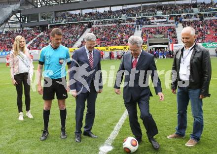 Fussball. 12. Tournament of Nations. U16 Laenderspiel Oesterreich gegen Brasilien.  Eva Maria Bachler, Schiedsrichter Manfred Krassnitzer, Landeshauptmann Peter Kaiser,  Bundespraesident Heinz Fischer, Buergermeister Koetschach Mauthen. Woerthersee Arena, Klagenfurt, am 24.4.2015.
Foto: Kuess
---
pressefotos, pressefotografie, kuess, qs, qspictures, sport, bild, bilder, bilddatenbank