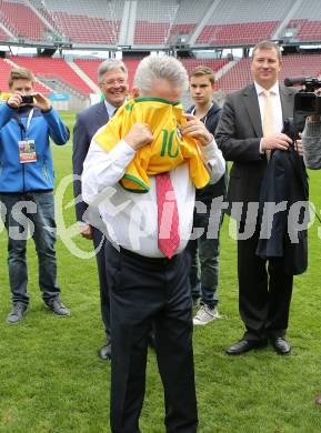 Fussball. 12. Tournament of Nations. U16 Laenderspiel Oesterreich gegen Brasilien.  Bundespraesident Heinz Fischer. Woerthersee Arena, Klagenfurt, am 24.4.2015.
Foto: Kuess
---
pressefotos, pressefotografie, kuess, qs, qspictures, sport, bild, bilder, bilddatenbank