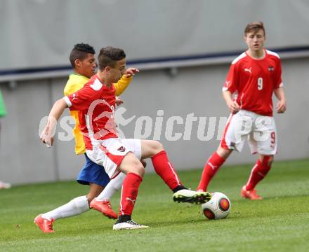 Fussball. 12. Tournament of Nations. U16 Laenderspiel Oesterreich gegen Brasilien. Alexander Burgstaller,  (Oesterreich), Wallace Da Silva (Brasilien). Woerthersee Arena, Klagenfurt, am 24.4.2015.
Foto: Kuess
---
pressefotos, pressefotografie, kuess, qs, qspictures, sport, bild, bilder, bilddatenbank