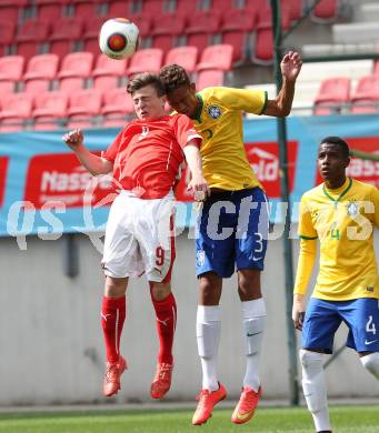 Fussball. 12. Tournament of Nations. U16 Laenderspiel Oesterreich gegen Brasilien.  Nicolas Meister, (Oesterreich), Gabriel Pedroso  (Brasilien). Woerthersee Arena, Klagenfurt, am 24.4.2015.
Foto: Kuess
---
pressefotos, pressefotografie, kuess, qs, qspictures, sport, bild, bilder, bilddatenbank