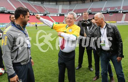 Fussball. 12. Tournament of Nations. U16 Laenderspiel Oesterreich gegen Brasilien.  Bundespraesident Heinz Fischer,. Buergermeister Koetschach Mauthen. Woerthersee Arena, Klagenfurt, am 24.4.2015.
Foto: Kuess
---
pressefotos, pressefotografie, kuess, qs, qspictures, sport, bild, bilder, bilddatenbank