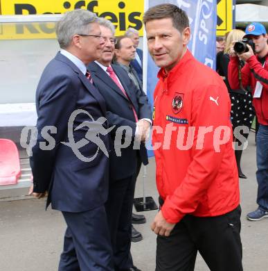 Fussball. 12. Tournament of Nations. U16 Laenderspiel Oesterreich gegen Brasilien.  Landeshauptmann Peter Kaiser, Bundespraesident Heinz Fischer,  Trainer Andreas Heraf. Woerthersee Arena, Klagenfurt, am 24.4.2015.
Foto: Kuess
---
pressefotos, pressefotografie, kuess, qs, qspictures, sport, bild, bilder, bilddatenbank