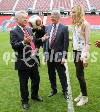 Fussball. 12. Tournament of Nations. U16 Laenderspiel Oesterreich gegen Brasilien. Bundespraesident Heinz Fischer, Landeshauptmann Peter Kaiser,  Eva Maria Bachler. Woerthersee Arena, Klagenfurt, am 24.4.2015.
Foto: Kuess
---
pressefotos, pressefotografie, kuess, qs, qspictures, sport, bild, bilder, bilddatenbank